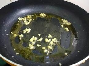 放入大蒜爆香。