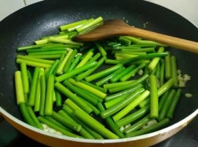 倒入蒜苔快速翻炒均匀。