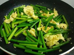 继续翻炒至蒜苔快熟，倒入鸡蛋翻炒均匀。