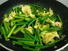 继续翻炒至蒜苔快熟，倒入鸡蛋翻炒均匀。