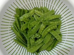 荷兰豆去筋洗净备用。