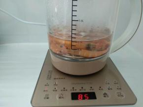 待水开后放入河虾煮熟。