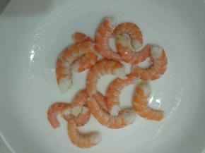 捞出放凉，去头剥壳洗净备用。