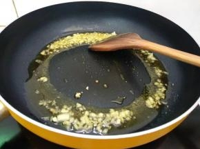 烧八成热，放入大蒜爆香。