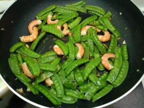 倒入河虾翻炒均匀。