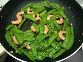 倒入河虾翻炒均匀。