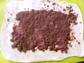 在中间铺上红豆沙