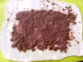 在中间铺上红豆沙