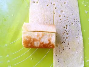 之后再放到第二片上卷起来，将接口处对接好