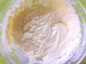 加入清水，搅拌均匀