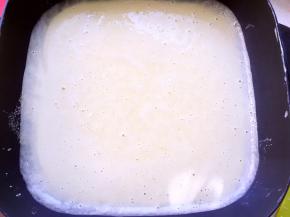 平底锅小火加热，锅底可以抹一点点黄油，倒入一半面糊，盖上锅盖煎至表层凝固即可（我的平底锅比较大，30乘30的，面糊只要倒进去，摊成薄薄一层就可以）