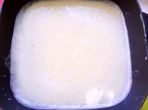 平底锅小火加热，锅底可以抹一点点黄油，倒入一半面糊，盖上锅盖煎至表层凝固即可（我的平底锅比较大，30乘30的，面糊只要倒进去，摊成薄薄一层就可以）