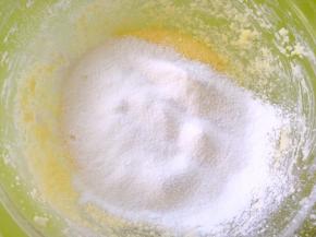 过筛低筋面粉跟泡打粉，搅拌均匀