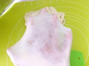 大约推揉个10分钟左右，就可以撑出手套膜，将面团揉均匀，放盆内盖保鲜膜发酵至两倍大