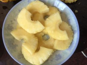 菠萝去皮切成圆片，其中三块切成两半