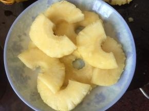 菠萝去皮切成圆片，其中三块切成两半
