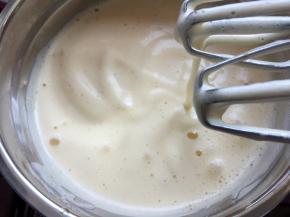 打至用打蛋器在蛋液中划8字大概5秒消失后再搅拌1分钟即可