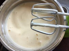 隔水加热好的鸡蛋液用打蛋器打发