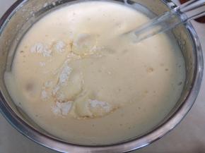 所有低筋面粉倒入打发好的蛋液中