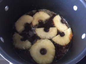 放入切好的菠萝片，翻拌均匀