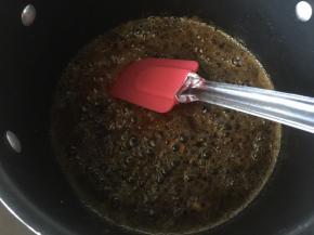 然后糖浆继续煮至110摄氏度