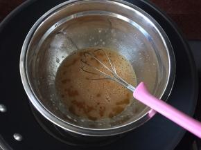蛋液隔水45摄氏度用打蛋器搅拌均匀至38摄氏度（手摸温余即可）