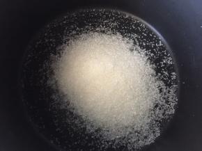 白砂糖放入锅中煮