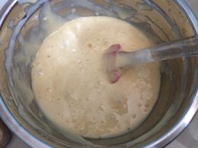 用刮刀划拌均匀至无颗粒状即可