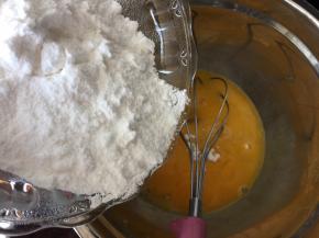 然后在蛋液中倒入糖粉