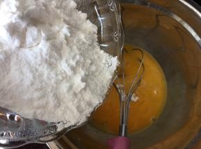 然后在蛋液中倒入糖粉