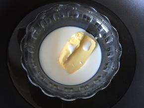 黄油和纯牛奶也放入锅中隔水加热化开搅拌均匀