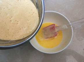 然后将蛋糕糊倒入搅拌均匀的奶油液中用刮刀划拌均匀