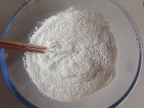 倒入酵母水，拌成絮状