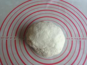 再继续和成光滑的面团，在室温下发酵2倍大