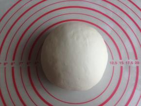 发酵好的面团取出排气，揉几分钟，搓成长条状