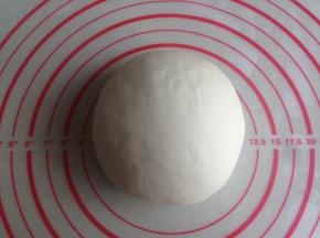 发酵好的面团取出排气，揉几分钟，搓成长条状