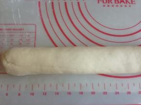 切成均等的7份，切口没有大的气泡，就证明你的面团已经揉好了