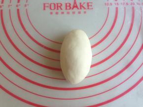 先将小面团揉圆，再搓成鹅蛋状