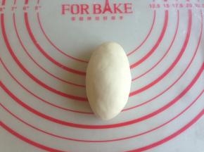 先将小面团揉圆，再搓成鹅蛋状