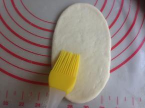 在1/2处扫薄薄的一层油