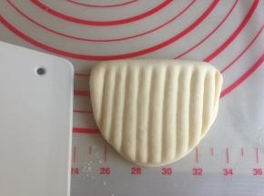 用刮板压出一条条竖线，一定要压得深一点