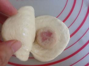 掀开壳，中间放入香肠片