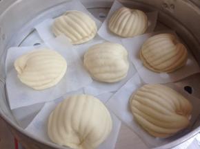 做好的扇贝都放在油纸上，放蒸笼里。醒15-20分钟左右