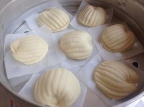 做好的扇贝都放在油纸上，放蒸笼里。醒15-20分钟左右