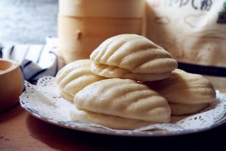 锅里的水烧开后，放上蒸笼，中小火蒸10分钟，蒸好后关火，继续焖4分钟再揭锅盖