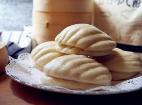 锅里的水烧开后，放上蒸笼，中小火蒸10分钟，蒸好后关火，继续焖4分钟再揭锅盖