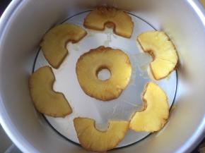 然后取出煮好的菠萝片放入模具中