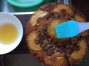 蛋糕表面刷上蜂蜜