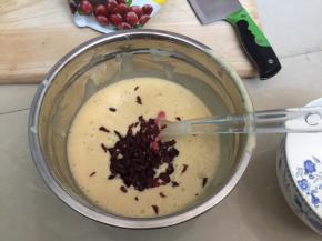 加入切好的蔓越莓果干用刮刀划拌均匀