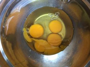鸡蛋放入打蛋器中搅拌均匀